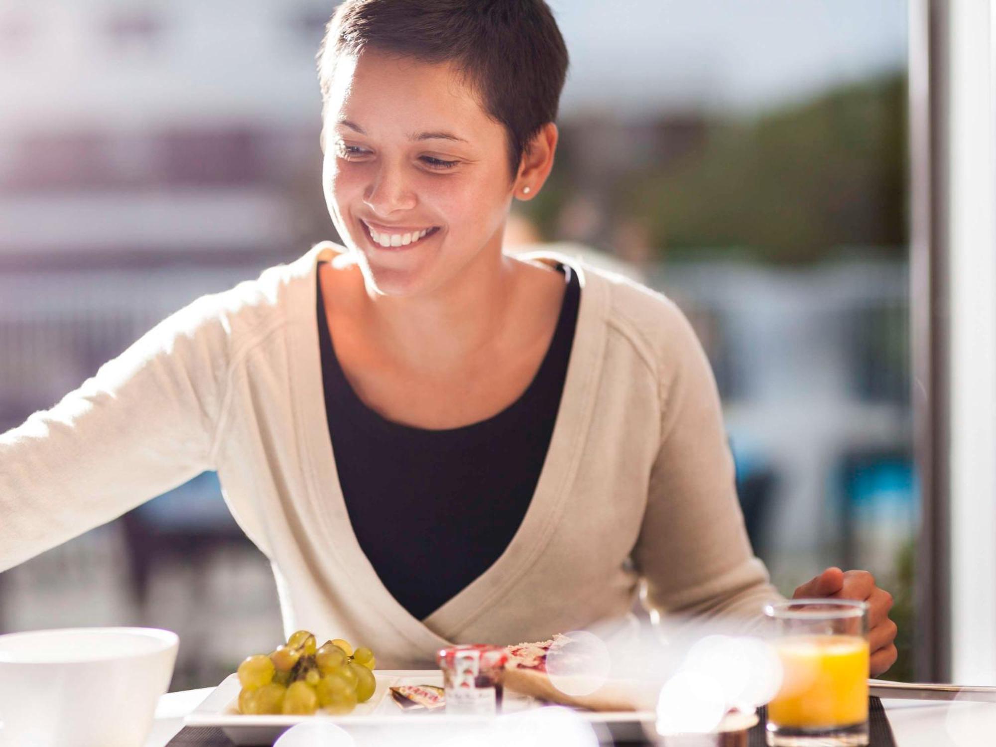 Hyatt Regency Taoyuan International Airport Hotel Exterior photo A woman preparing breakfast