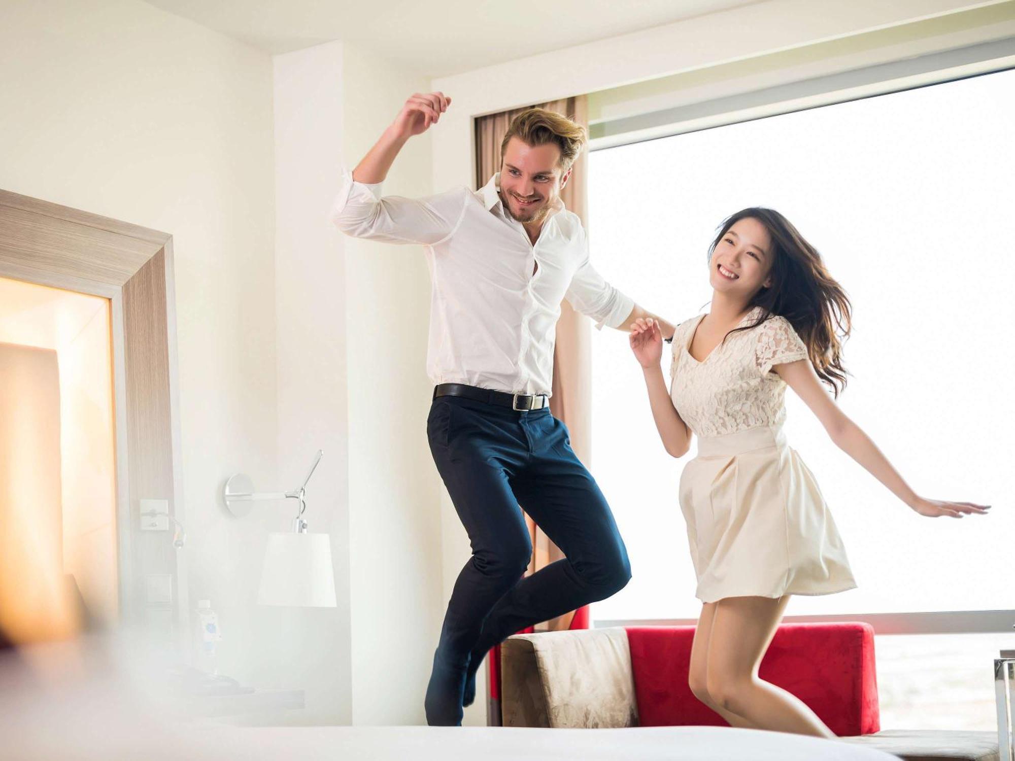 Hyatt Regency Taoyuan International Airport Hotel Exterior photo A couple dancing