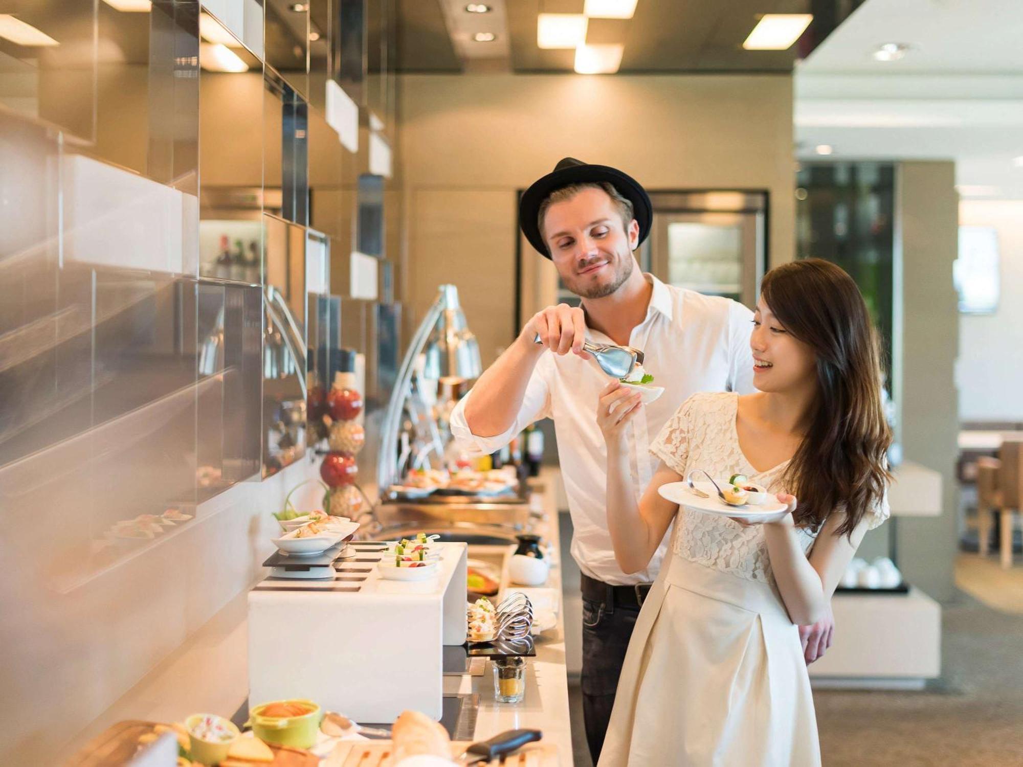 Hyatt Regency Taoyuan International Airport Hotel Exterior photo A couple cooking together